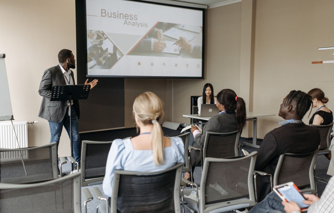 Session de formation en salle : formateur devant un écran et participants